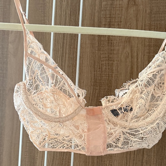 Delicate Lace Underwire Bra in Peach - Picture 1 of 6